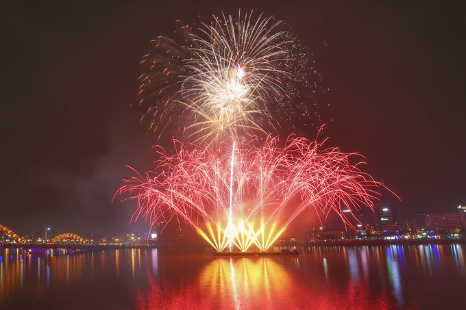 Fireworks return as Vietnam welcomes 2018 - Go Asia Travel